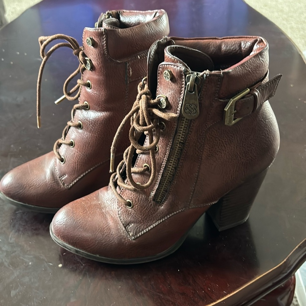 Daisy Fuentes brown boots size 7.5